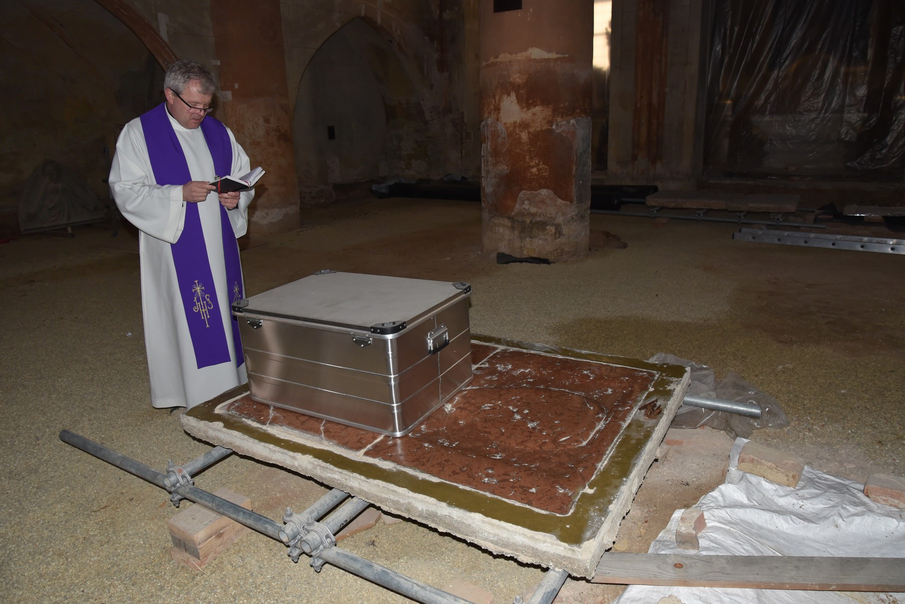 Visszakerültek eredeti nyughelyükre a kőszegi Szent Jakab templom sírboltjában talált csontok